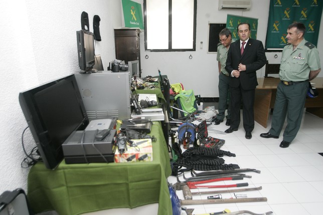 Los jefes de la Guardia Civil y el subdelegado del Gobierno, ayer, ante el material incautado en la operación. Manu Reino