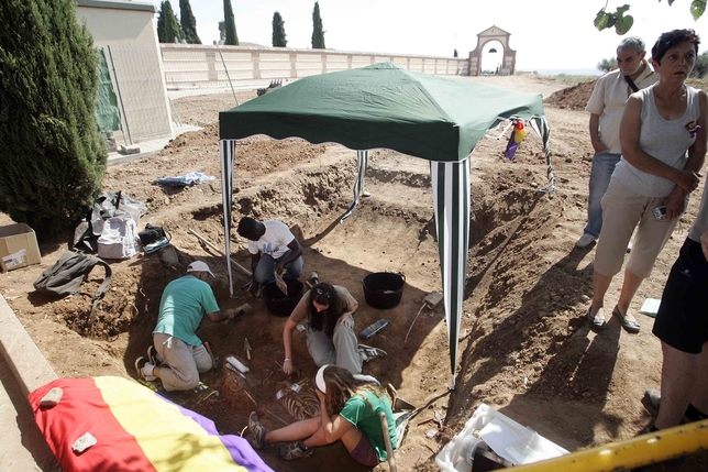 El equipo de investigación arqueológica trabaja junto al cuerpo hallado cerca del cementerio de Calera y Chozas. Manu Reino
