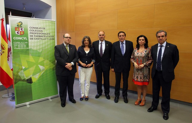 Sáez (c), con los miembros del Consejo de Colegios de Farmacéuticos y la presidenta del Consejo General, Carmen Peña (d). Ical