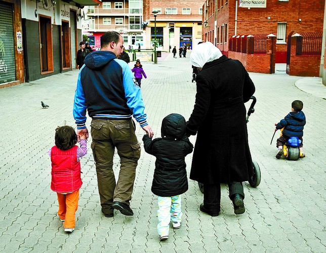 Una familia de inmigrantes pasea en el entorno de la Plaza de Roma, del barrio de Gamonal. DB/Luis López Araico