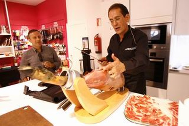 José López, en la demostración culinaria que llevó cabo en la tienda de Arcos Hogar.  Rubén Serrrallé