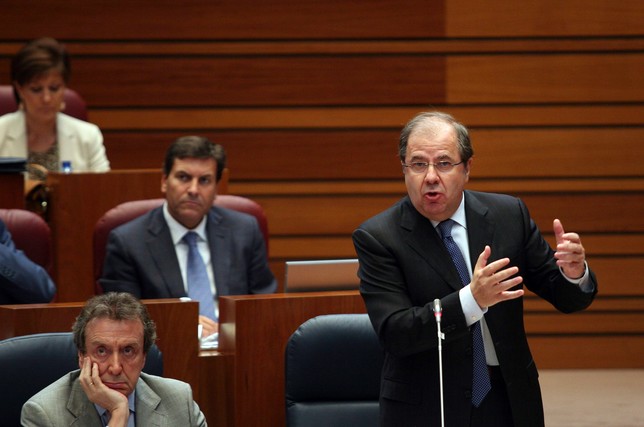 Juan Vicente Herrera interviene en el pleno mientras escuchan atentos De Santiago-Juárez y Fernández Carriedo. Mirianm Chacón (Ical)
