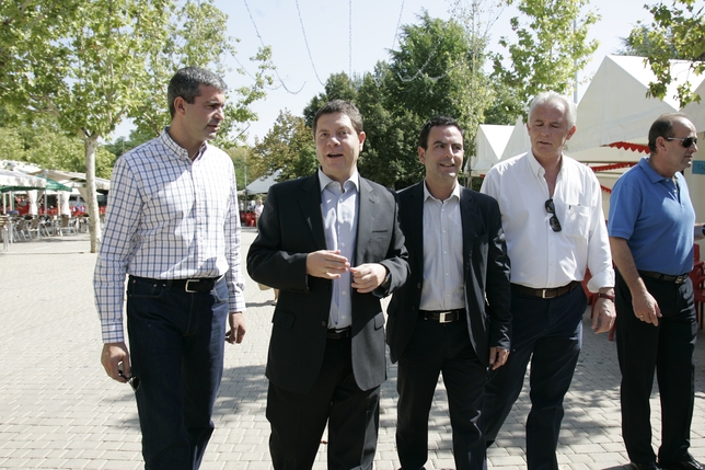 Álvaro Gutiérrez y José Gutiérrez rodean al secretario general del PSOE de Castilla-La Mancha durante su visita a la Feria de Talavera. Manu Reino