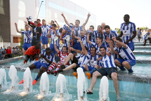 Los jugadores celebran el ascenso en la fuente de la avenida de Toledo. Peña