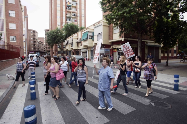 Las manifestantes cruzaron de forma reiterada por el paso para peatones y recogieron firmas de apoyo. Manu Reino
