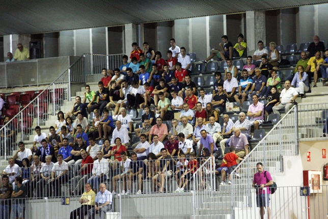 Aficionados en la grada del estadio de la Ciudad Deportiva Sur /Fotos Tomás Fernández
