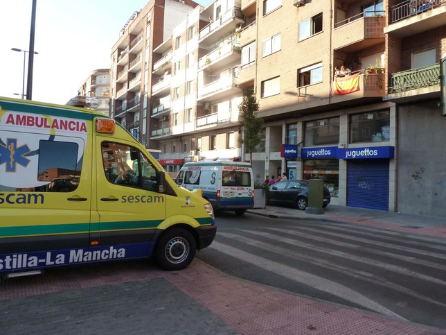 El suceso tuvo lugar ayer en el número 55 de la avenida de Pío XII, en la imagen. Peña