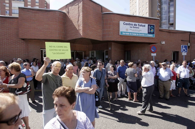 Los vecinos de La Solana, en la protesta por el cierre del centro de salud. Manu Reino