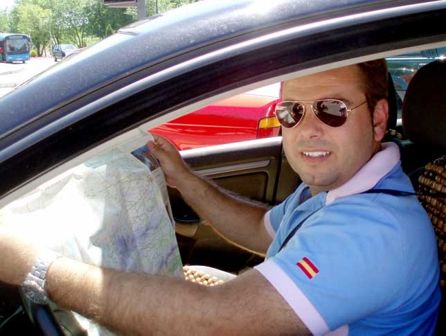 Carlos San Segundo consulta un mapa antes de iniciar la ruta. A.A.