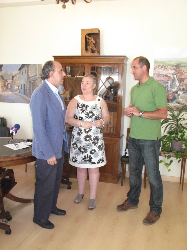 El presidente de laDiputación (izquierda)acompañado de la alcaldesa de Aguilar y el presidente de la ‘Cofradía Virgen del LLano’. Marta Redondo