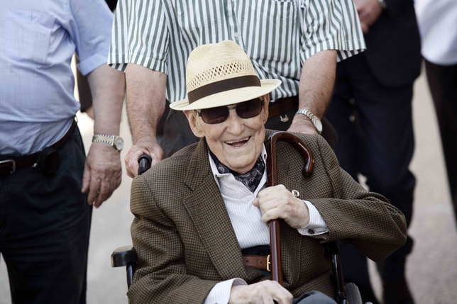 Don Fernando, en su última visita a Belvís de la Jara. Peña