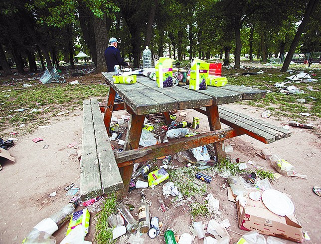 Botellas, tetrabriks, platos, latas, de todo, tirado por el suelo. DB/TomÃ¡s Alonso