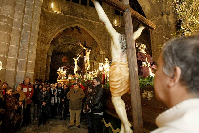 Por segundo año consecutivo la emblemática procesión del Vía Crucis tuvo que celebrarse en el interior de la catedral abulense. David Castro
