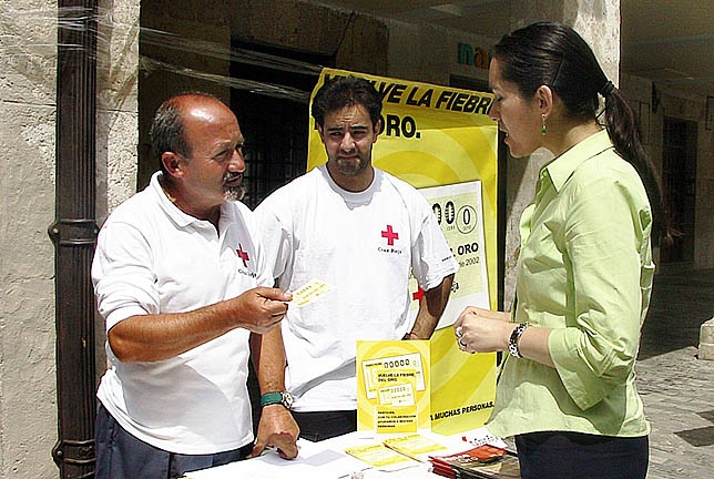  Imagen de archivo de voluntarios de la Cruz Roja vendiendo boletos. dp