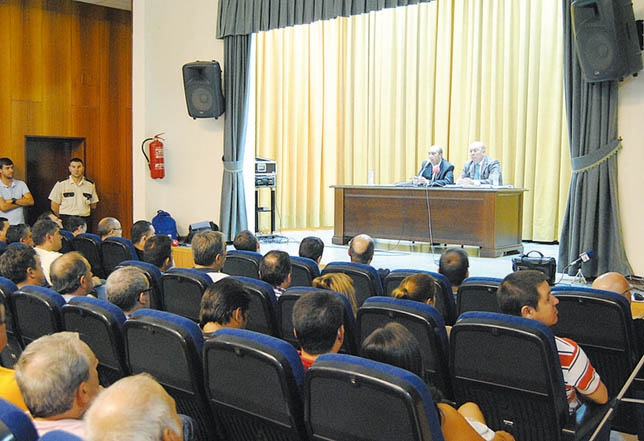Guillermo Fernández, al fondo a la derecha, en la asamblea del pasado sábado. I. Ballestero