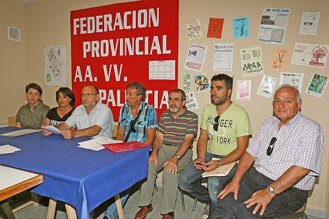Representantes de varias asociaciones y sindicatos exponen a los palentinos 'Cumbre Social'. Eva Garrido