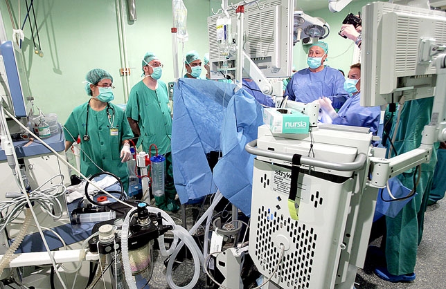 Imagen de varios médicos en una imagen de archivo.  LT