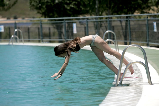 Imagenes del primer día de apertura de las piscinas en la Playa del Vicario./ PABLO LORENTE