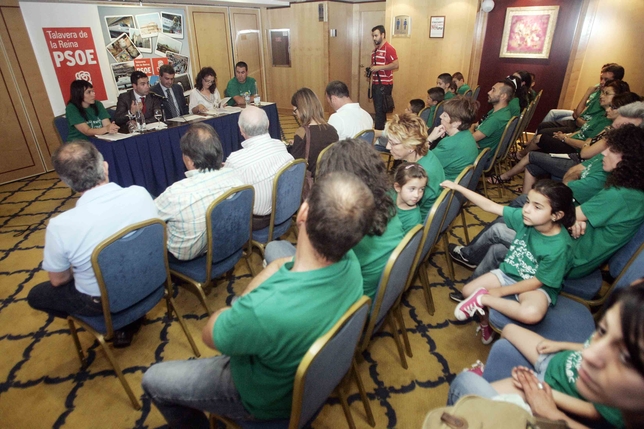 Un momento del encuentro organizado ayer por el PSOE. Manu Reino
