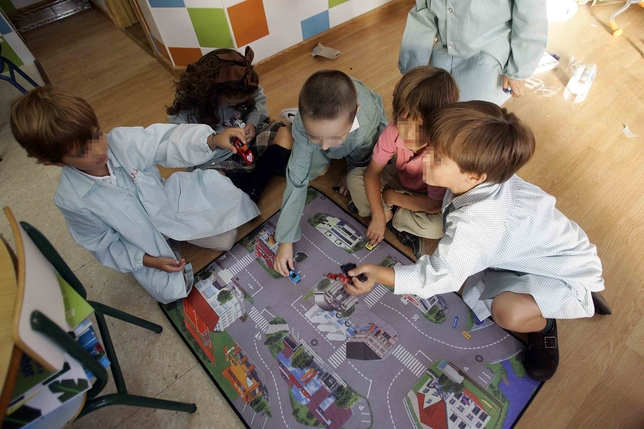 Las AMPAS y colegios de la ciudad se movilizan para evitar el cierre de aulas para niños de tres años. Manu Reino