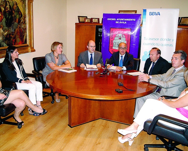 Firma del convenio entre el Ayuntamiento de Ávila y BBVA. F.A.