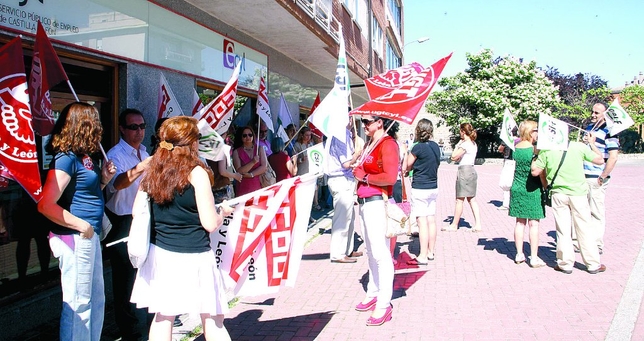 Concentración de CCOO y UGT a las puertas del Ecyl. Vanessa Garrido