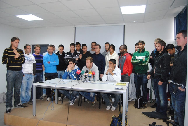 Los jugadores del CDP, en una rueda de prensa de protesta. I. B.
