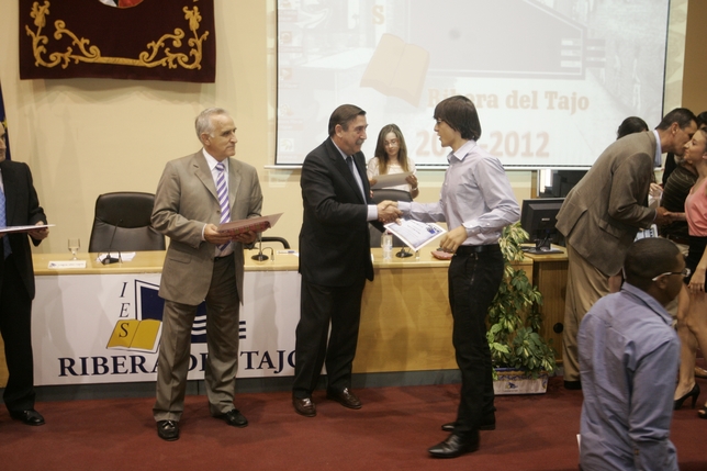 El director del IES Ribera del Tajo, Marcial Gómez, y el alcalde Gonzalo Lago, entregaron los diplomas a los alumnos graduados.  Manu Reino