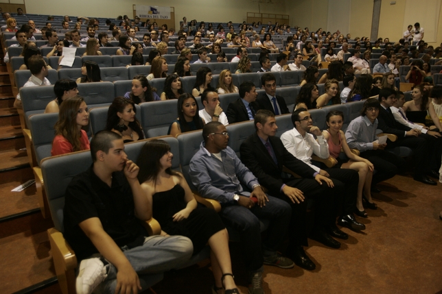 Los alumnos llenaron el salón de actos de la Universidad. Manu Reino