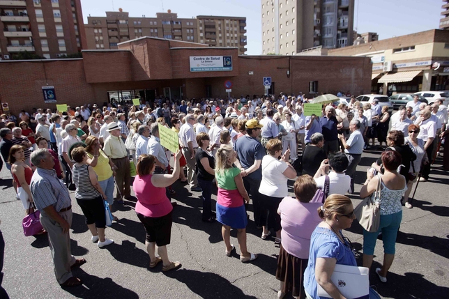 Numerosas personas se congregaron ayer a las puertas del Centro de Salud ‘La Solana’ para protestar contra el traslado al ‘Río Tajo’. Manu Reino