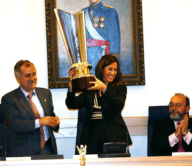Rosa Romero levanta uno de los trofeos del BM Ciudad Real en un acto celebrado en el Ayuntamiento en 2008. C.S.