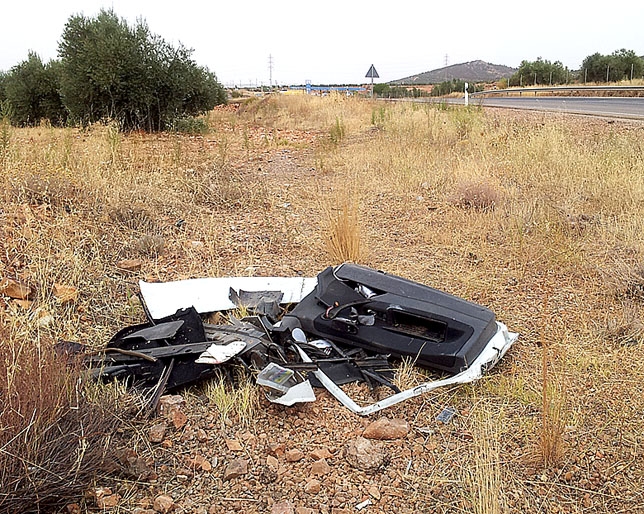 Imagenes del resto del coche y el lugar donde tuvo lugar el accidente./ RUEDA VILLAVERDE