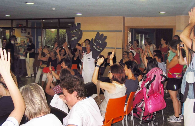 Un centenar de trabajadores públicos se concentraron ayer por la tarde en el ICS para protestar contra los despidos de los funcionarios interinos. L.T.