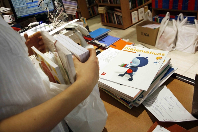 La Junta recomienda a las familias realizar las compras escolares en las librerías de la región y creen que con ello el sector ganará liquidez.  Peña
