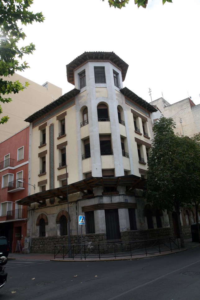 Edificio de la calle Muñoz Urra, incluido en el catálogo de inmuebles con protección, aunque podría ser derribado. Peña