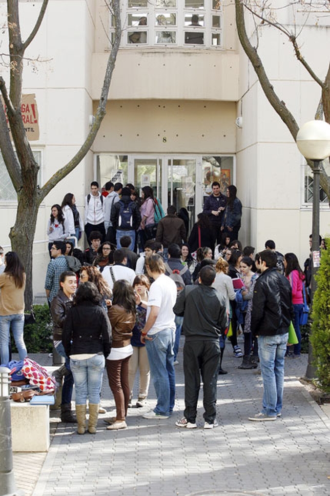 Alumnos en el campus de la UCLM en Ciudad Real /Fotos Rueda Villaverde
