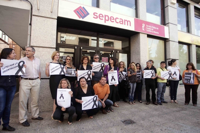 Concentración de funcionarios del servicio de empleo, ayer en la entrada de la oficina de la calle Cervantes. Manu Reino
