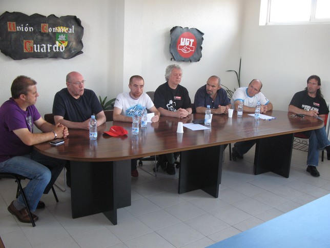 Los representantes sindicales ingleses atendieron las preguntas de los trabajadores reunidos ayer en Guardo. Rubén Abad