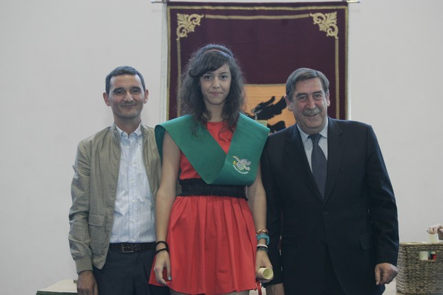El director del instituto y el alcalde posan con una alumna después de entregarle su diploma y ponerle la beca. Manu Reino