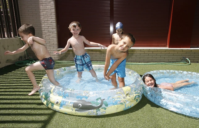 Varios niños disfrutan de una de las actividades de la Escuela de verano. Tomás Fdez. de Moya