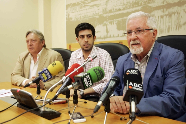 En la imagen, los concejales de Medio Ambiente, Juventud y Protección Ciudadana, ayer en rueda de prensa. Manu Reino
