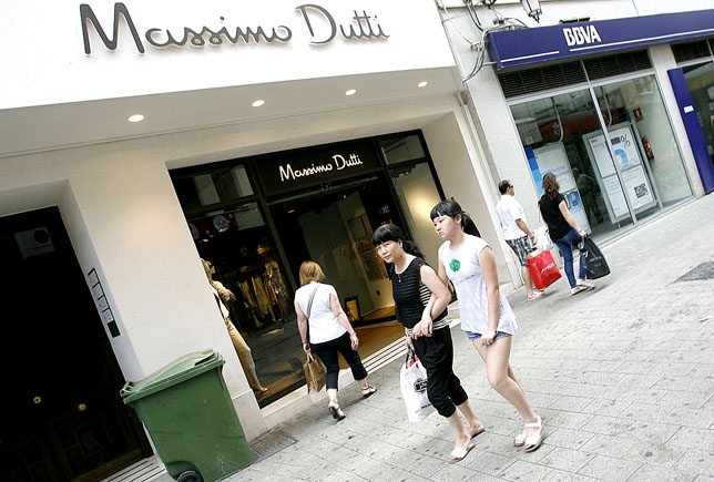 Imagen de una de las tiendas que ayer comenzaba las rebajas./ PABLO LORENTE