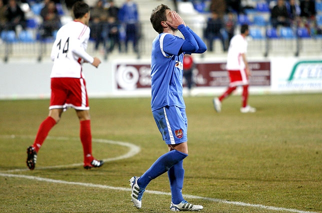 Un jugador del CD Puertollano se lamenta durante un partido Pablo Lorente