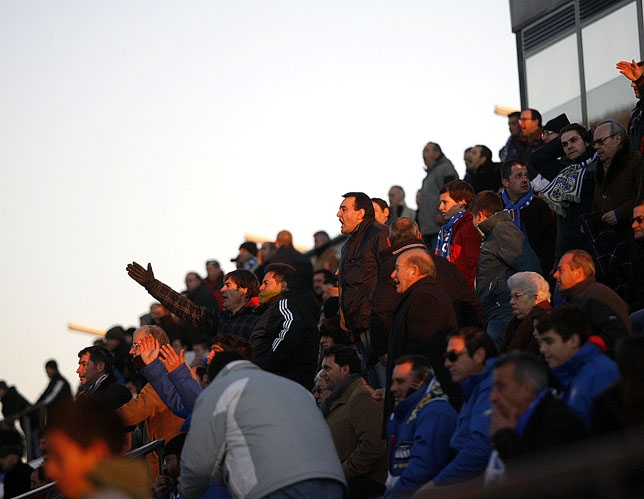 Los aficionados protestan desde la grada Pablo Lorente