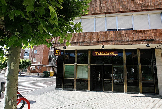  Imagen del establecimiento donde robaron una importante cantidad de tabaco la semana pasada.  Óscar Navarro