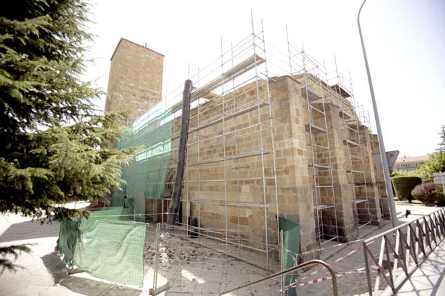 La iglesia de San Nicolás permanece cubierta de andamios. Antonio Bartolomé