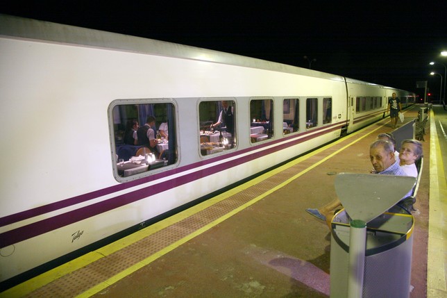 Los vecinos del paseo de la Estación, en la imagen, acostumbraban a ver pasar el tren de medianoche antes de irse a dormir. Peña