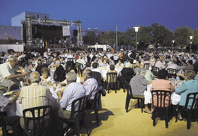 Vino de hermandad en homenaje a los mayores. La Tribuna de Ciudad Real.