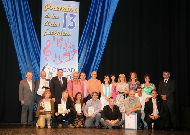 Foto de familia de los premiados el sábado en la gala celebrada en el Teatro Victoria, junto al alcalde Gonzalo Lago, el concejal José Luis Muelas, el presidente de la SGAE, Antón Reixa, y Bene Tapetado. Peña