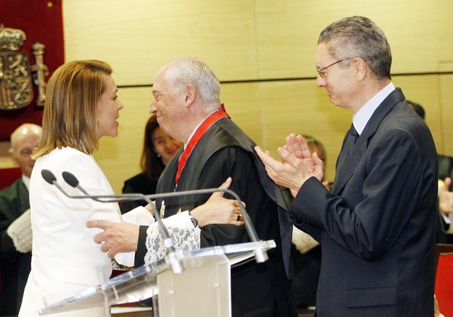 Cipriano Arteche tras recibir la distinción junto a María Dolores Cospedal y Alberto Ruíz Gallardón. Tomás Fdez. de Moya